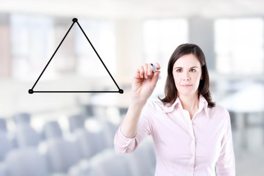 bir üçgen üç kenarı arasındaki denge ile bir diyagramı çizme bir iş kadını. Office arka plan.