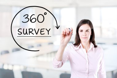 360 derece araştırma kavramı sanal ekrandaki çizim bir iş kadını. Office arka plan.