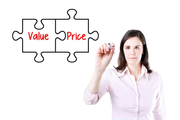 Imprenditrice che disegna un concetto di puzzle Value Price sullo schermo virtuale . — Foto Stock