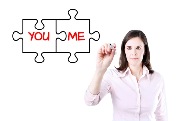 Empresária desenhando um conceito de amor de quebra-cabeça You and Me na tela virtual . — Fotografia de Stock