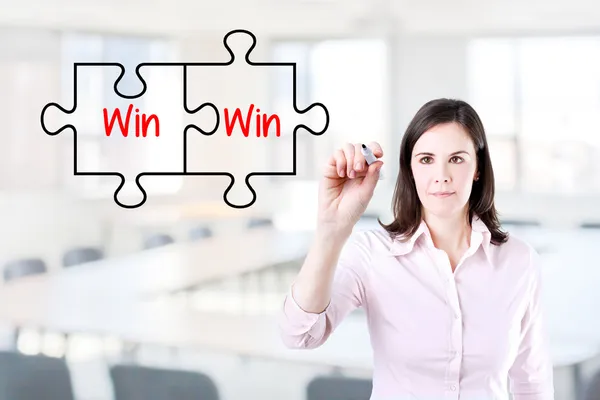 Empresária desenhando um conceito Win Win Puzzle na tela virtual. Contexto do escritório . — Fotografia de Stock