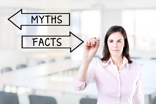 Zakenvrouw een mythen of feiten concept puttend uit de virtuele scherm. Office achtergrond. — Stockfoto