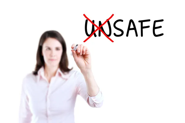 Donna d'affari che sceglie Safe invece di Unsafe. Isolato su bianco . — Foto Stock