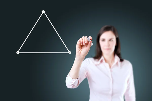 Geschäftsfrau zeichnet ein Diagramm mit dem Gleichgewicht zwischen drei Seiten aus einem Dreieck. blauer Hintergrund. — Stockfoto