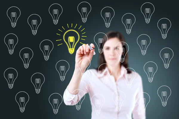 Mujer de negocios dibujando un concepto de gran idea. Fondo azul . —  Fotos de Stock