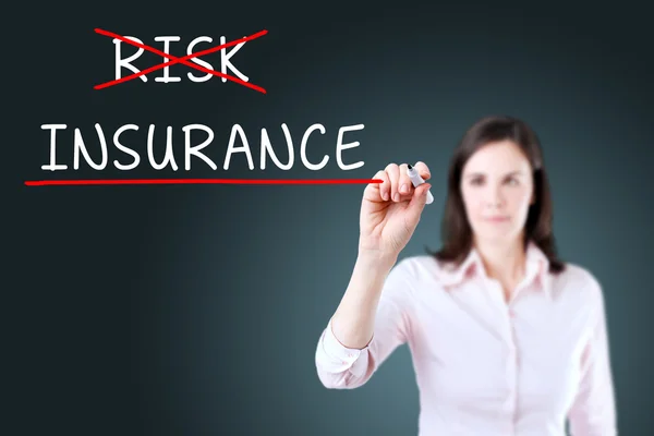 Podnikatelka výběr pojištění namísto riziko. modré pozadí. — Stock fotografie