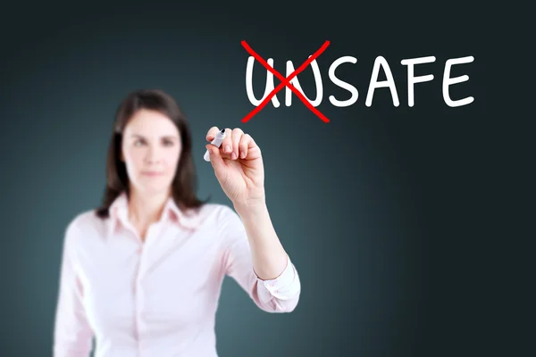 Donna d'affari che sceglie Safe invece di Unsafe. Fondo blu . — Foto Stock