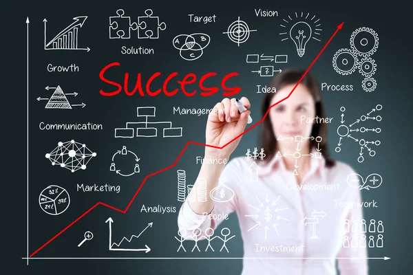 Junge Geschäftsfrau, die durch viele Prozesse geschäftlichen Erfolg schreibt. blauer Hintergrund. — Stockfoto