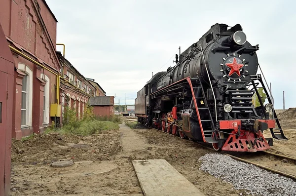 Retro locomotief met rode ster te behalen — Stockfoto