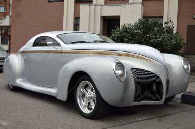 Gümüş retro araba