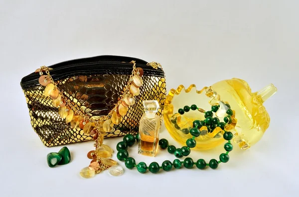 kadın mücevher, parfüm ve kozmetik