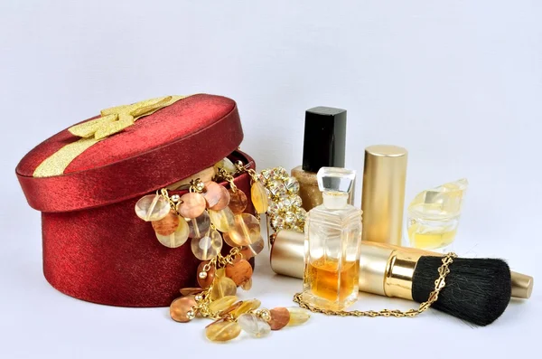 Bijoux, parfums et cosmétiques pour femmes — Photo