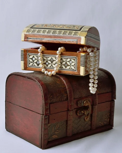 kadın mücevher, parfüm ve kozmetik