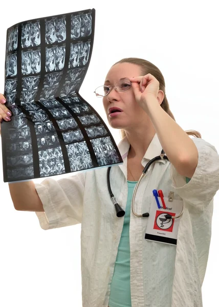 La doctora en el trabajo está considerando una radiografía. —  Fotos de Stock