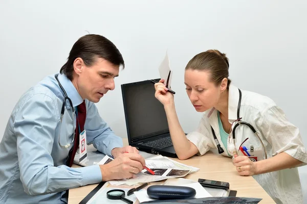 Man and woman doctors at work — Stock Photo, Image