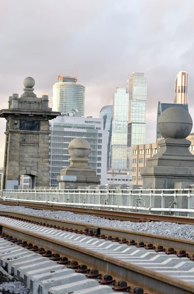 Vista da antiga ponte ferroviária na cidade moderna de arranha-céus — Fotografia de Stock