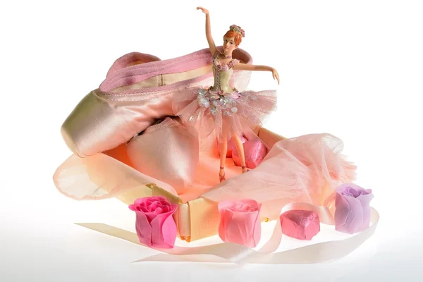 Pink ballet slippers, pointe shoes and dancing ballerina doll — Stock Photo, Image