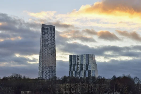 Edifícios altos de concreto e vidro em um citadino moderno — Fotografia de Stock