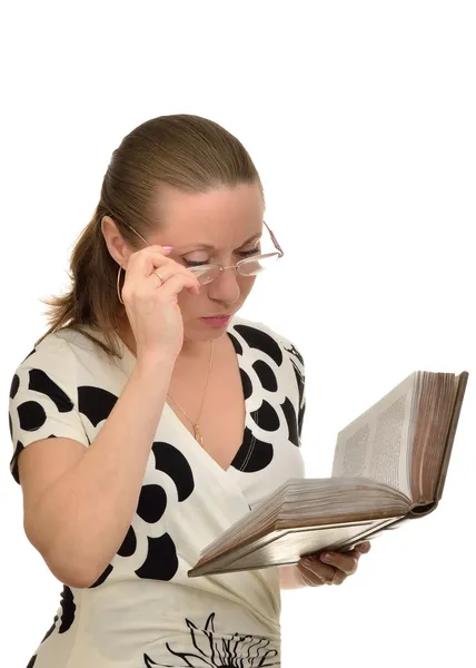 Frau liest ein Buch aufmerksam scharf, wenn — Stockfoto