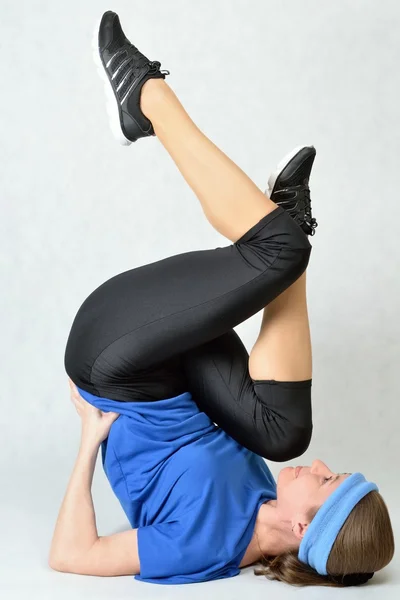 Fitness-Frau macht Übungen, dehnt Bein- und Rückenmuskulatur — Stockfoto