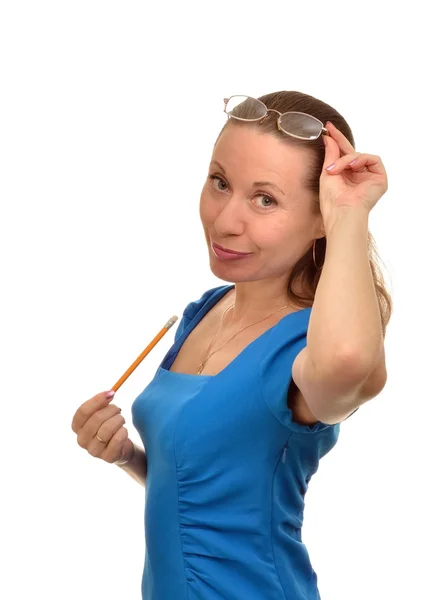 Frau mit Bleistift in der Hand probiert Brille an — Stockfoto