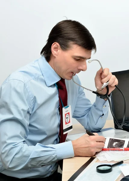 Doktor masada onun işyerinde — Stok fotoğraf