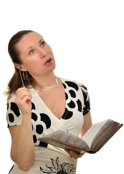 Mujer con gafas lee el libro cuidadosamente — Foto de Stock