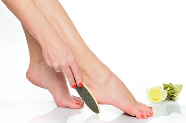 Piernas femeninas y artículos para el cuidado del pie —  Fotos de Stock