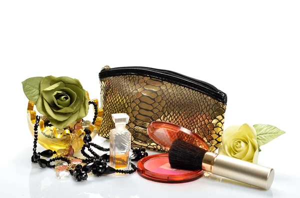 Artigos para cosméticos decorativos, maquiagem, espelho e flores — Fotografia de Stock