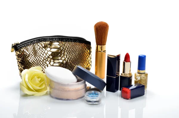 Items voor decoratieve cosmetica, make-up, spiegel en bloemen Stockfoto