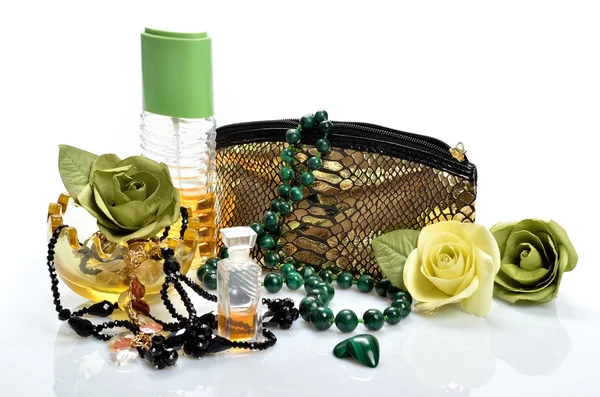 Items voor decoratieve cosmetica, make-up, spiegel en bloemen Rechtenvrije Stockafbeeldingen