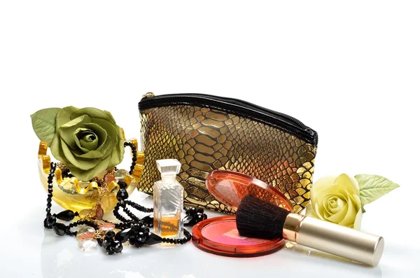 Items voor decoratieve cosmetica, make-up, spiegel en bloemen Stockfoto