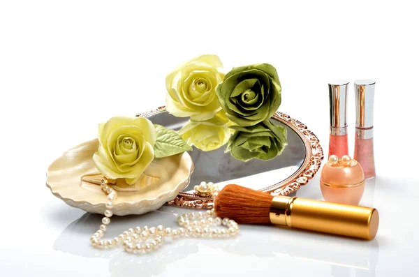 Items voor decoratieve cosmetica, make-up, spiegel en bloemen Rechtenvrije Stockfoto's