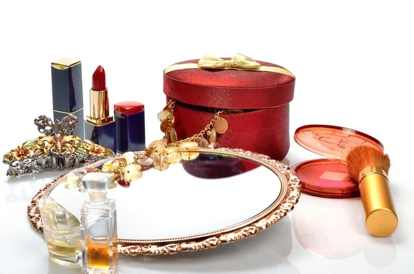 Items voor decoratieve cosmetica, make-up, spiegel en bloemen Stockafbeelding