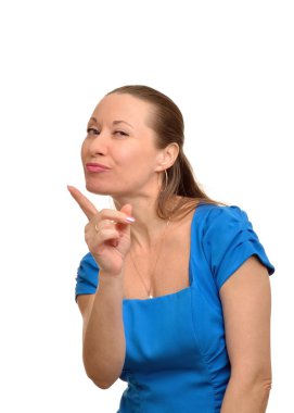 kadın parmağını tehdit ediyor.