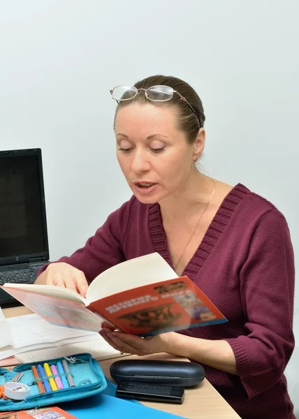 Leraar in de werkplek aan de tafel — Stockfoto