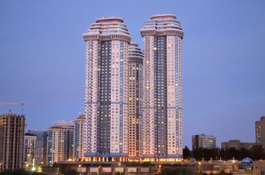 arka plan günbatımı üzerinde kentsel yüksek katlı ev