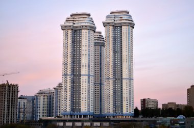 arka plan günbatımı üzerinde kentsel yüksek katlı ev