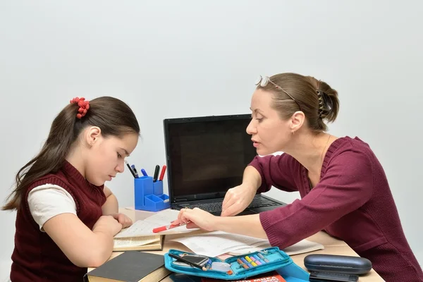 Teacher teaches teen girl — Stock Photo, Image