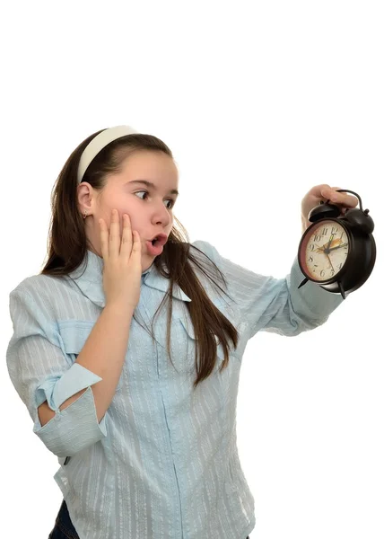 Estudante menina adolescente está atrasado, ansiosamente olha para o seu relógio — Fotografia de Stock