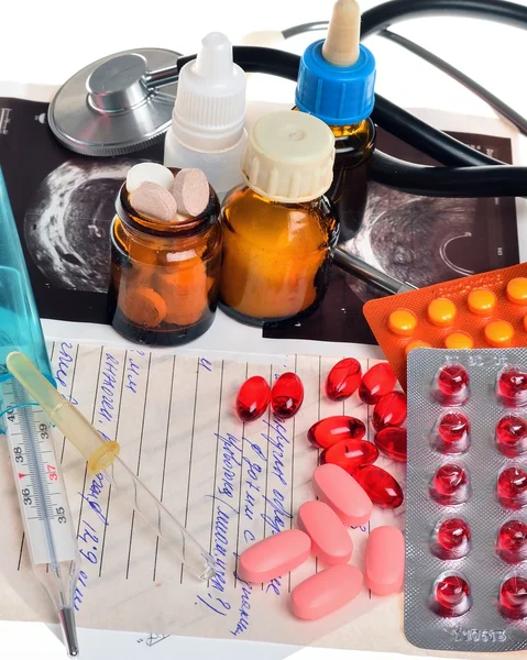 Stillleben medizinischer Gegenstände, die von Ärzten zur Behandlung verwendet werden — Stockfoto