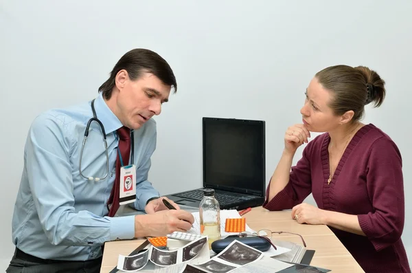 Doctor consults sick patient — Stock Photo, Image