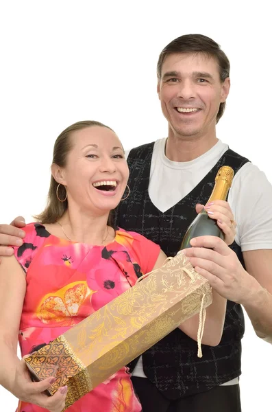 Kvinna och man glädjas gåvan av dyr champagne — Stockfoto