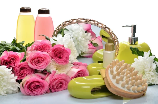 Artiklar för kroppsvård, salong, spa och bastu ämne mot en vacker bukett av blommor och spegel — Stockfoto
