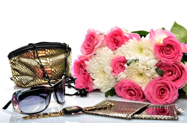 Damska torebka na kosmetyki, akcesoria, okulary i bukiet kwiatów — Zdjęcie stockowe