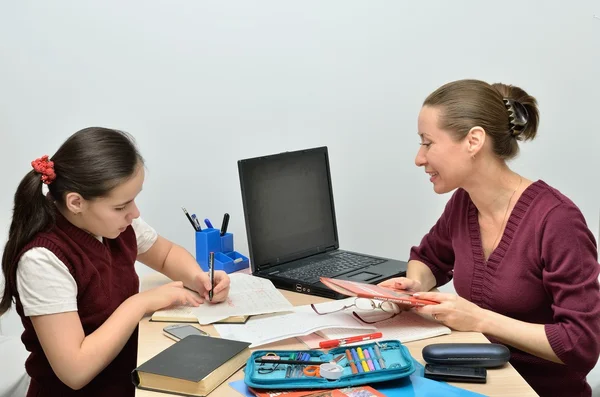 Profesor enseña chica adolescente — Foto de Stock