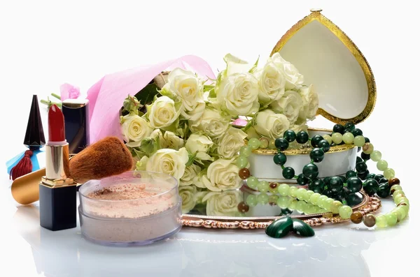 kadın mücevher, parfüm, kozmetik ve natürmort çiçek bir buket
