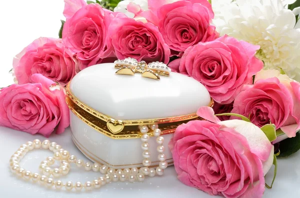 çiçek gül kolye kokulu beyaz hediye kartı mücevher kutusu