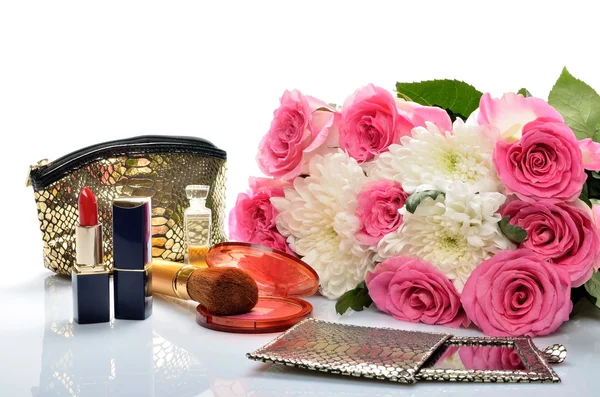 Women's jewelry, perfumes, cosmetics and a bouquet of flowers in still life — Stock Photo, Image