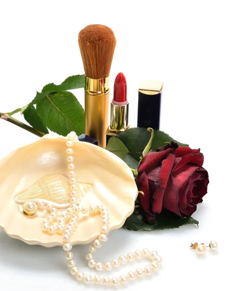 Damenschmuck, Kosmetik und eine Rose im Stillleben — Stockfoto